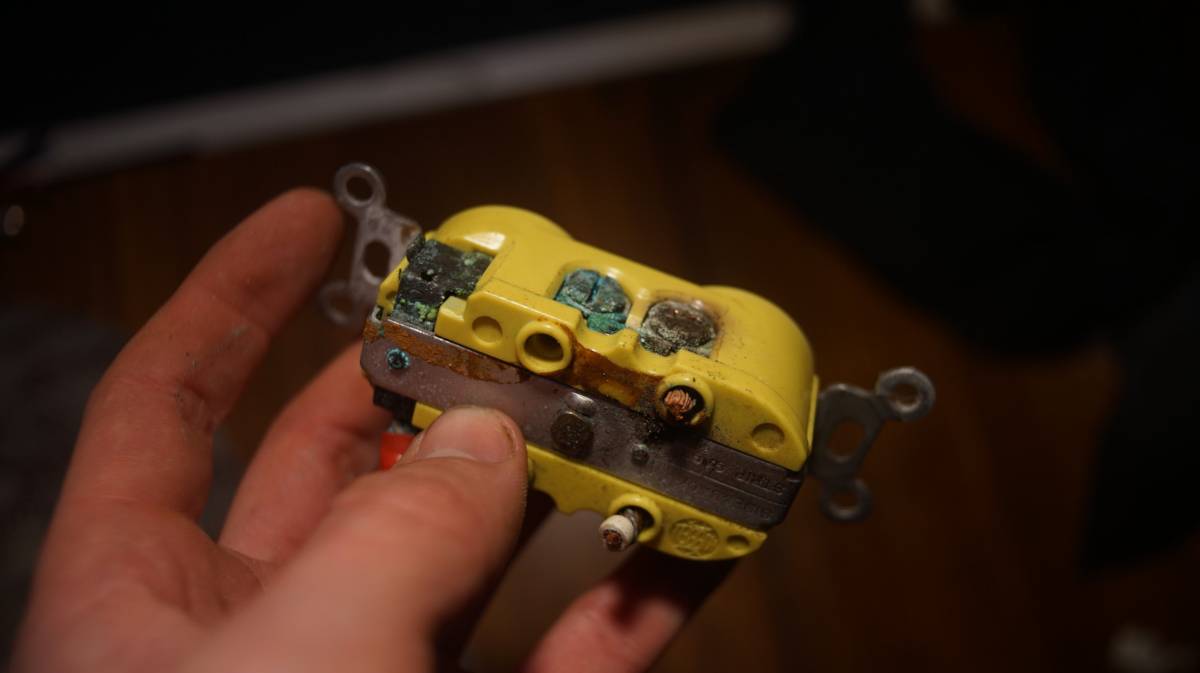 a rusty 125V GFCI outlet