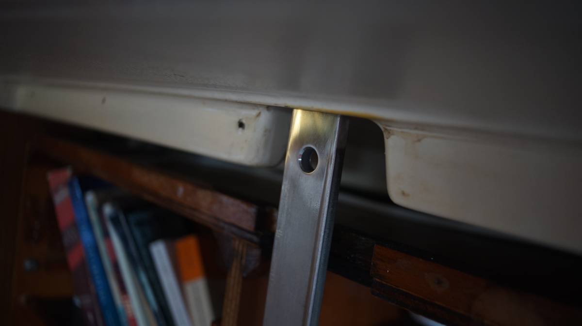 the installed starboard side lower shroud chainplate