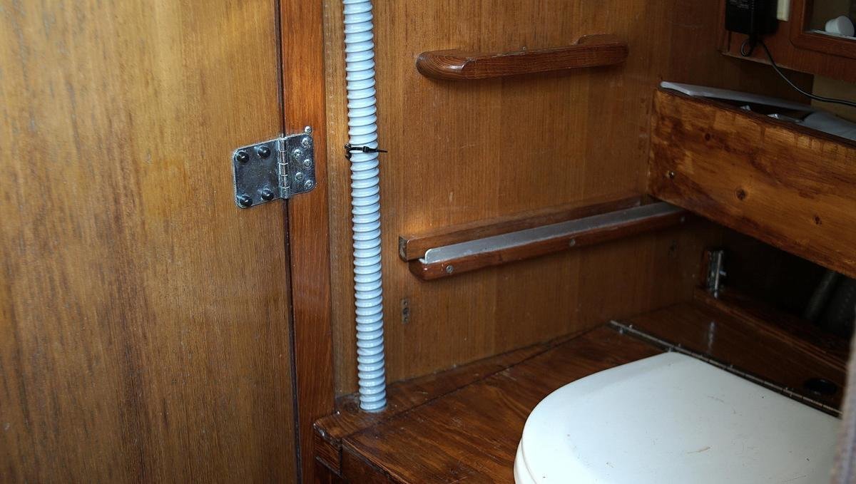 A photo of the air hose running up the wall