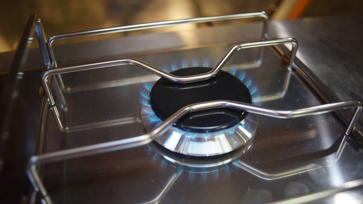 the single lpg burner with blue flames coming out of the burner