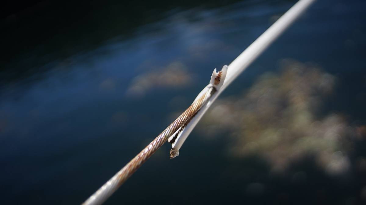 a stainless steel lifeline with corrosion