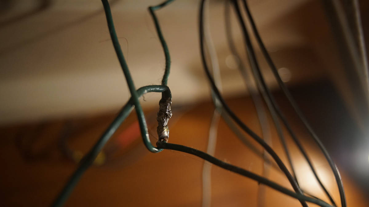 a photo two wires tinned together