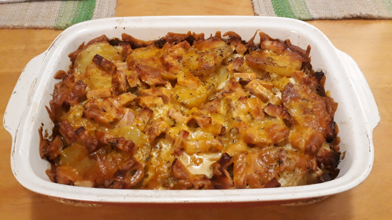 Cheesy ham and potato bake