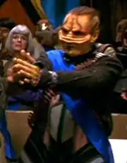 Yellow-skinned alien clapping