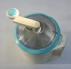 Hand-powered machine chilled with a frozen canister