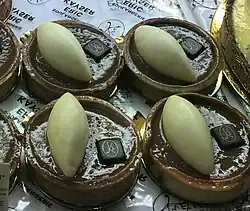 Tartlets topped with quenelles of cream