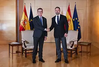 Alberto Núñez Feijoó and Santiago Abascal shaking hands in the Congress of Deputies