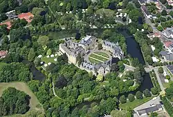 Aerial view of Bückeburg Palace. On the left is the old Renaissance building, with a tower grouped around an inner courtyard. The neo-baroque extension consists of a wing on the right and two separate wing buildings in front. The old moat still runs around the complex, but without the former defensive ramps.