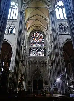 Southern transept of Amiens Cathedral: To the right the nave of Classic Gothic, to the left the Rayonnant choir