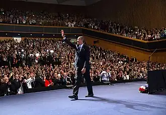 US President Barack Obama waving students after the speech, March 2013