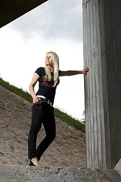 Image 41Young woman in summer 2009 wearing all black clothes (from 2000s in fashion)