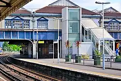 Lifts connecting a railway platform with a footbridge above
