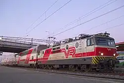 Sr1 3069 in a white-red VR livery
