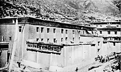 A photograph by Eric Teichman showing the palace of the Derge kings as it appeared in 1918.[9] Located next to the monastery, the palace was demolished after 1950, and a school was built on the site.[10]