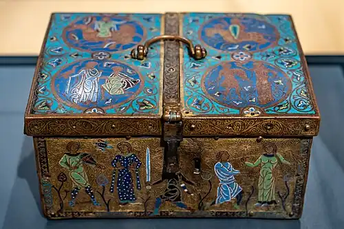 Romanesque rinceaux on a casket of courtly love, both on the lid and on the rest, c.1180, champlevé enamel om gilded copper, British Museum, London[12]