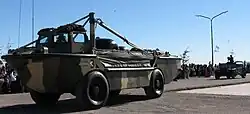 LARC-5 of the Argentine Marine Infantry (IMARA), locally known as VAR (Vehículo Anfibio a Ruedas); behind it, a Humvee.