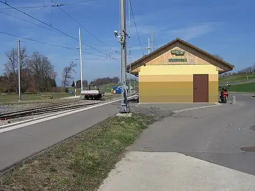 Single-story shelter on side platform