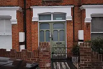 The house at 30B Thames Road has a symbolic value as was the one were Luca started his first band in the UK and also the one he sold to use the money for buying instruments and moving to Argentina to change the Latin American musical scene.