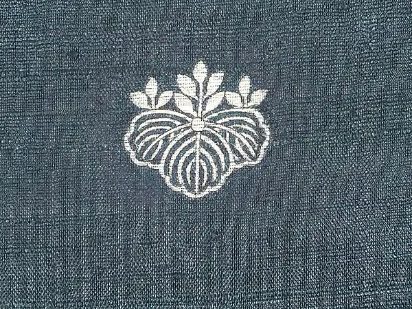 Tsumugi with a dyed mon, showing slight unevenness in thread diameter.