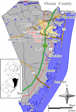 Location of Toms River in Ocean County highlighted in yellow (right). Inset map: Location of Ocean County in New Jersey highlighted in black (left).