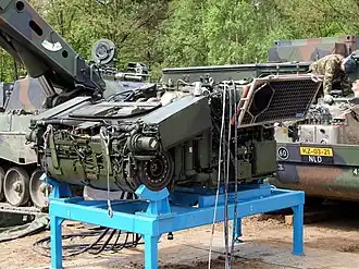 Panzerhaubitze 2000 engine