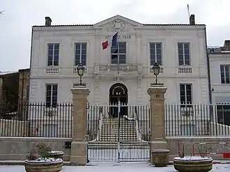 The town hall in Saint-Macaire