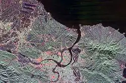 Radar imagery of the Taipei Basin showing the Erchong Floodway as light navy blue in the centre, and the Tamsui River in dark navy blue to the right, completely surrounding Sanchong and Luzhou Districts.