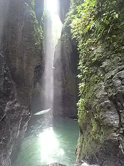 Aling Gorge, between Tagal Linggah (south) and Pangi Anom (north)